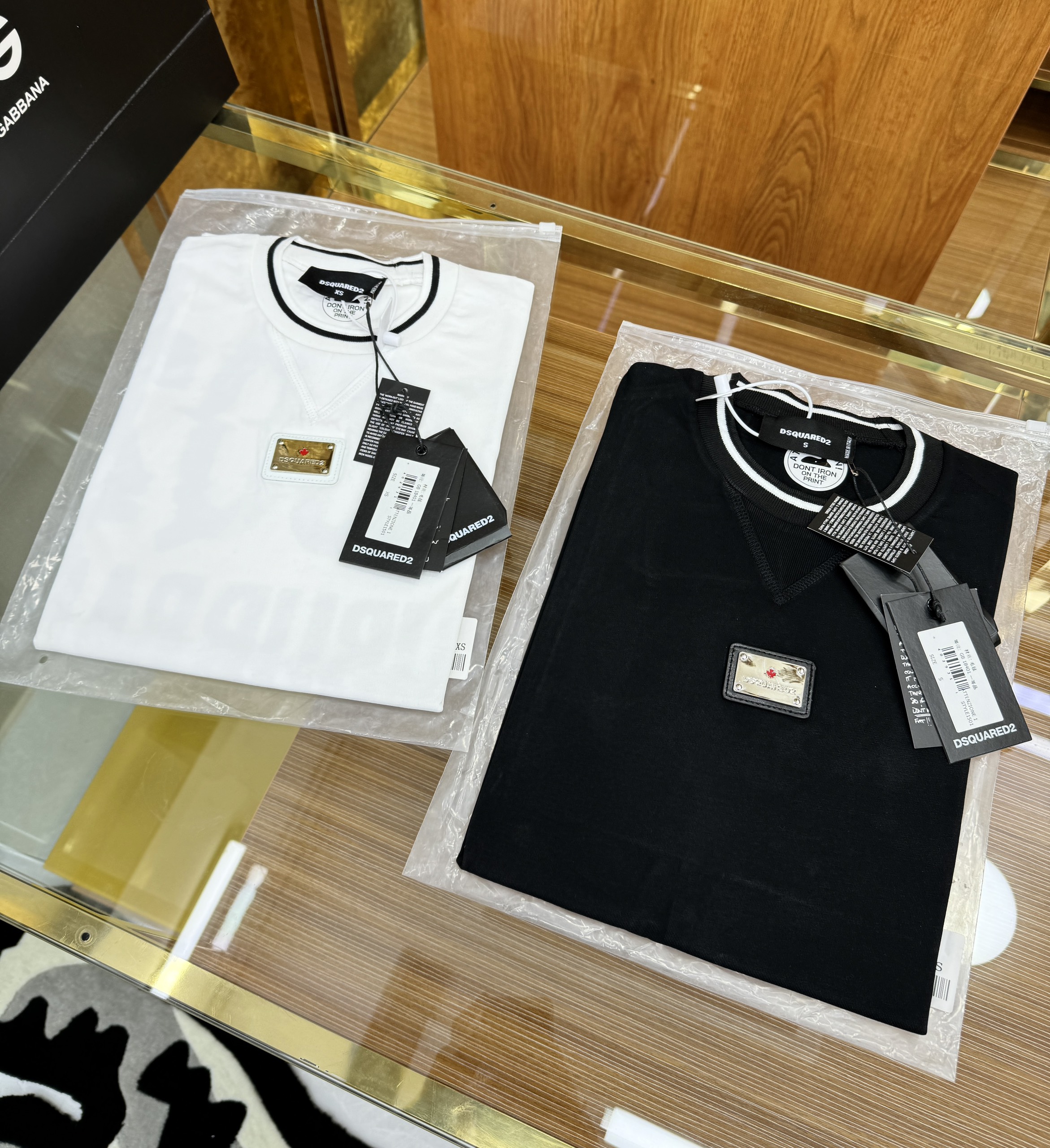 Áo phông T-shirt Dsquared2 DSQ2 logo tag vuông cổ họa tiết chữ lưng Like Auth on web CD